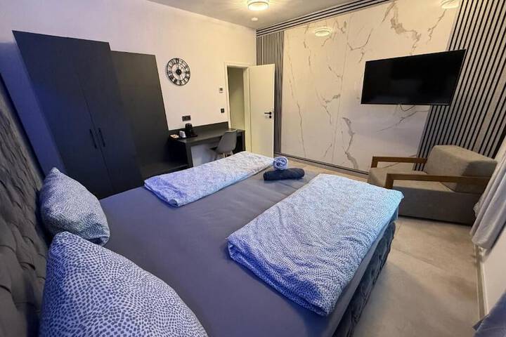 Room 2 of 10