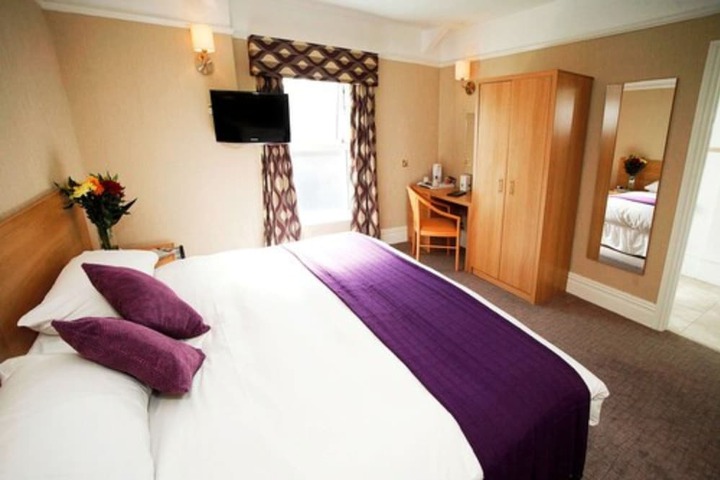Room 9 of 33
