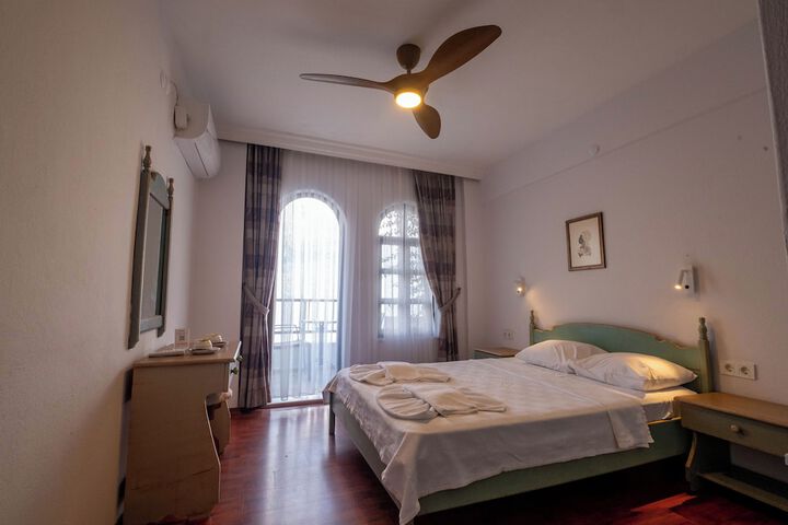 Room 33 of 228