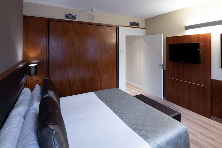Room 33 of 74