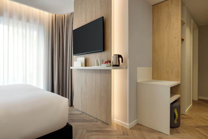 Room 13 of 28