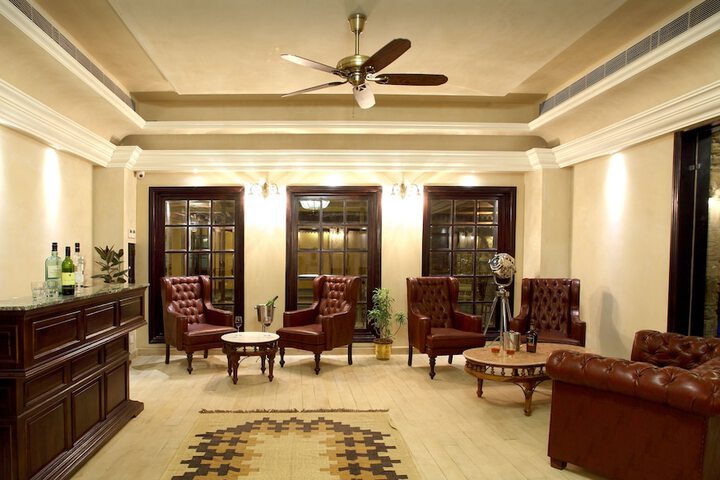 Lounge 65 of 71