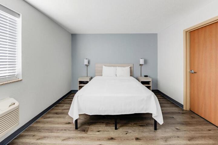 Studio Queen Bed (5 of 10)