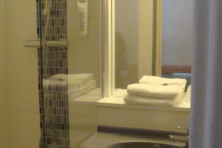 Room 13 of 36