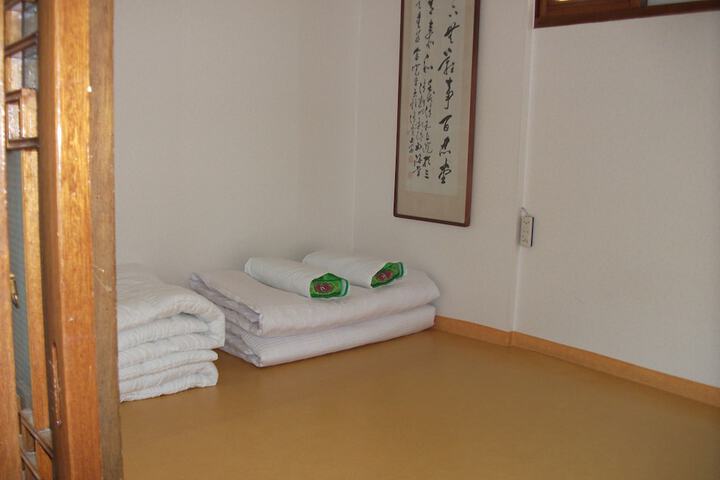 Room 4 of 35