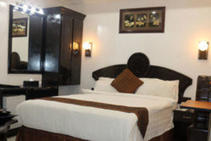 Room 9 of 18