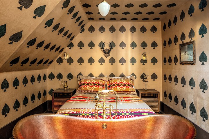 Room 6 of 25