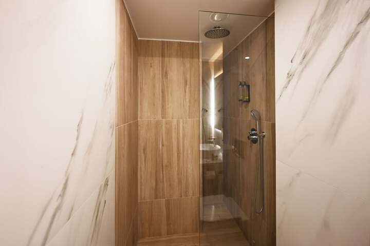 Room 139 of 200