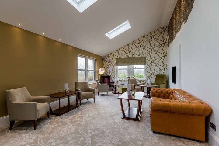 Lounge 50 of 64