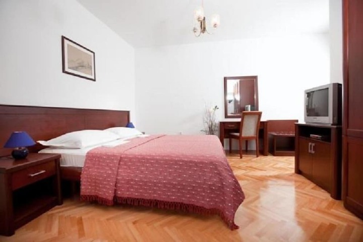 Room 6 of 35