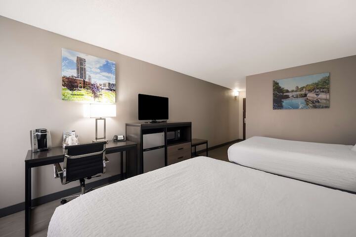 2 Queen Beds (7 of 16)