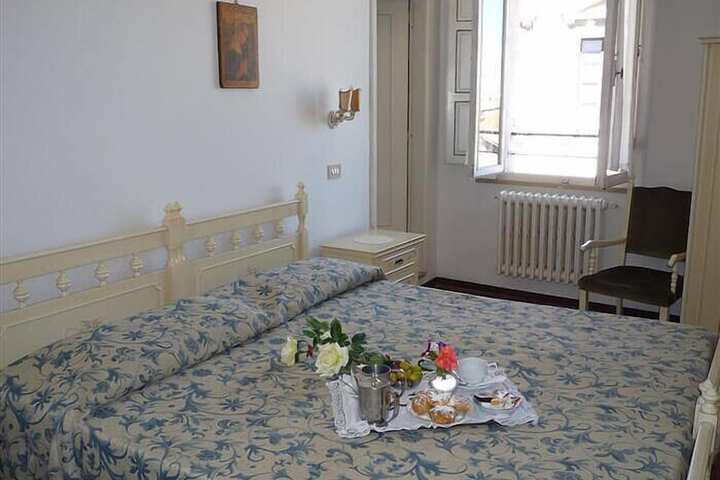 Room 6 of 25