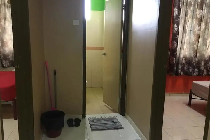 Room 5 of 9