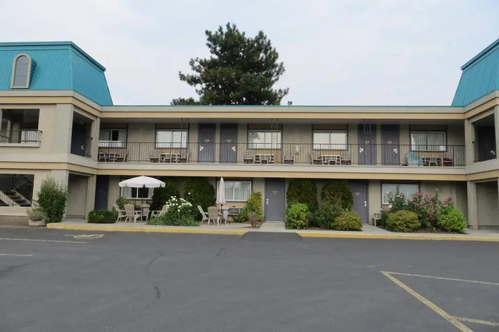 SUPER 8 MOTEL - PENTICTON