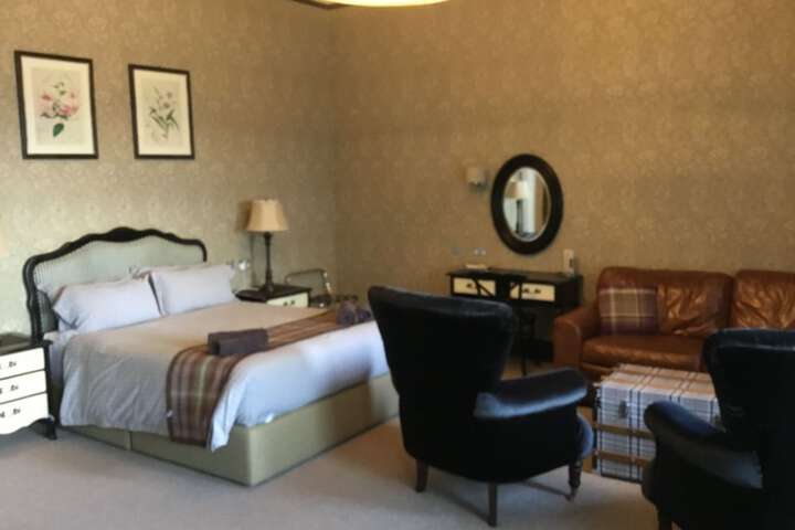 Room 4 of 107