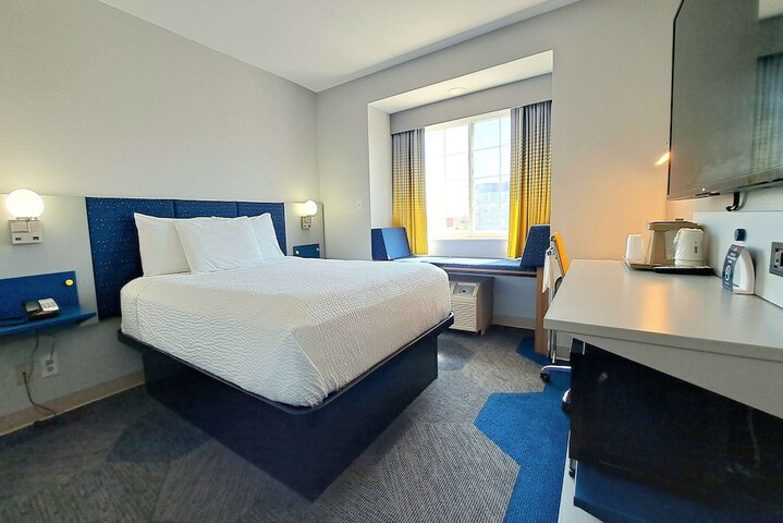 1 Queen Bed Accessible Room (5 of 7)