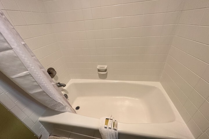 2 Queen Beds Mobility Accessible Bathtub with Grab Bars (6 of 17)