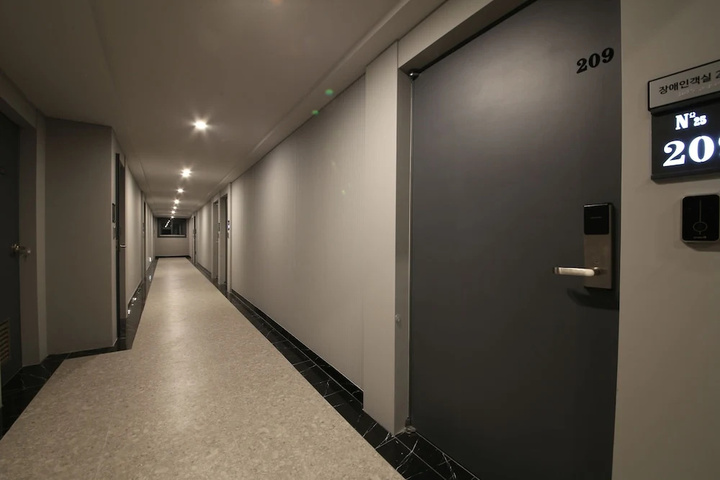 Room 17 of 24