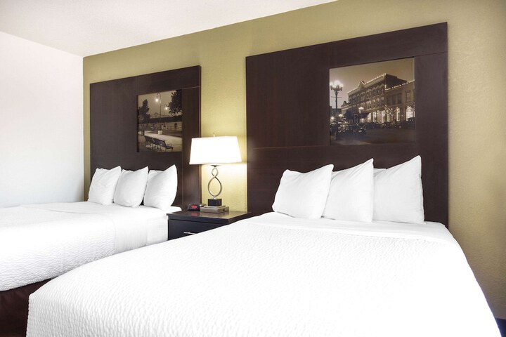 1 Queen Bed (11 of 23)