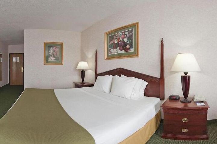 Room 3 of 66