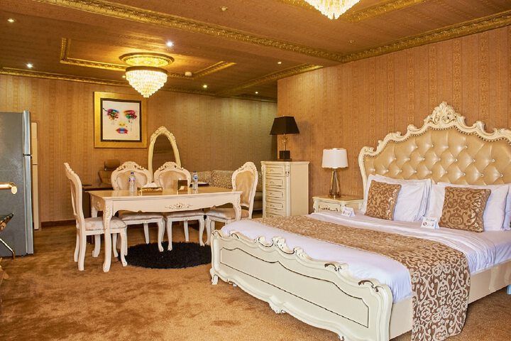 Room 6 of 15