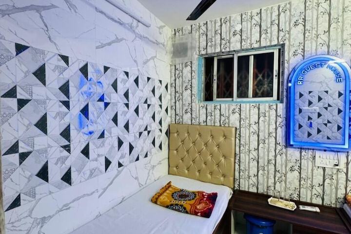 Room 12 of 28