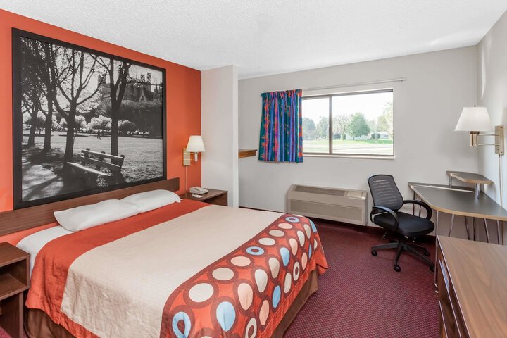 1 Queen Bed (2 of 13)