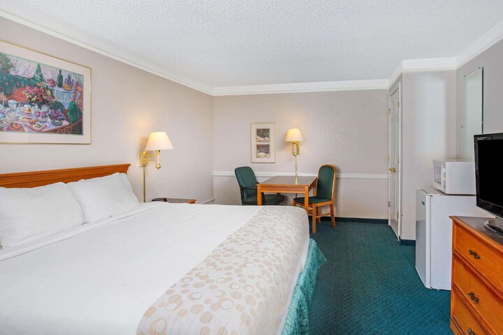 1 King Bed (11 of 16)