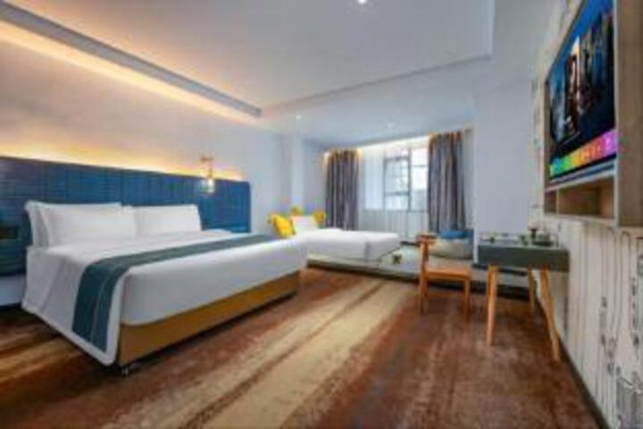 Room 8 of 9