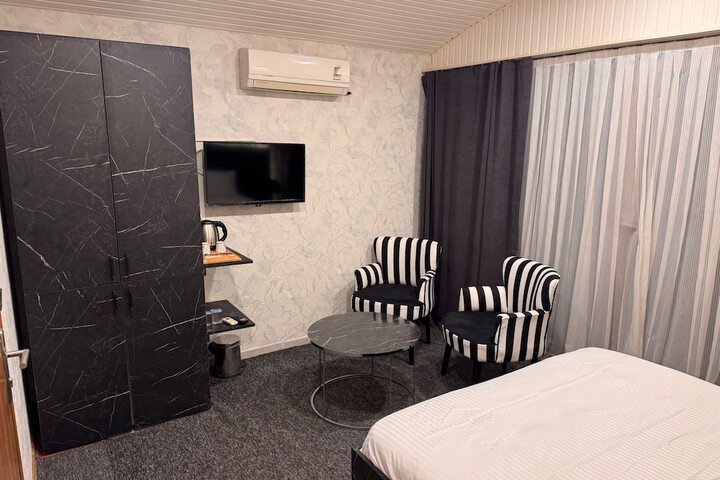 Room 8 of 20