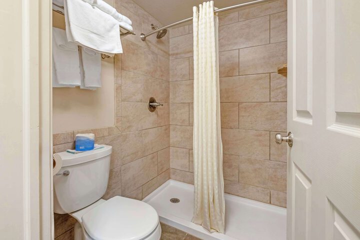 2 Queen Beds High Speed Internet Accessible First Floor Pet Friendly Room Coffee Maker Shower Only Full Breakfast (4 of 27)