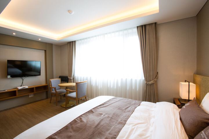 Room 18 of 145