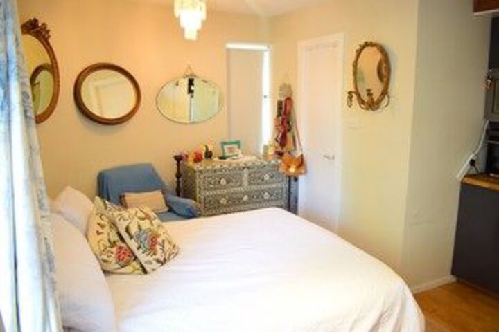 Room 4 of 9