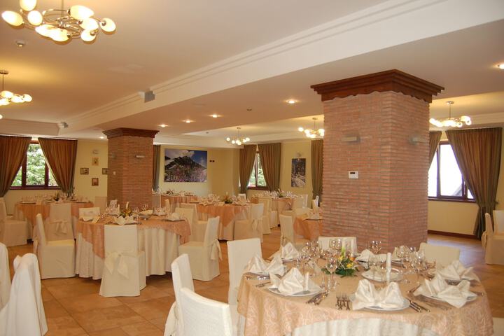 Ballroom/Hall 65 of 72