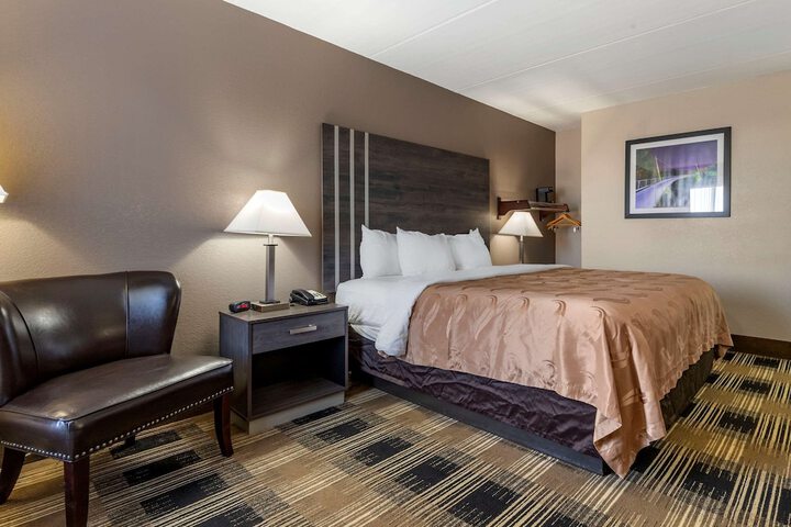 1 Queen Bed (23 of 23)