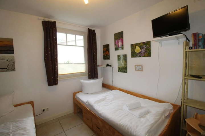Room 4 of 12
