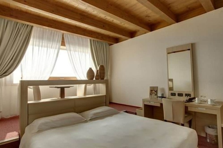 Room 8 of 64