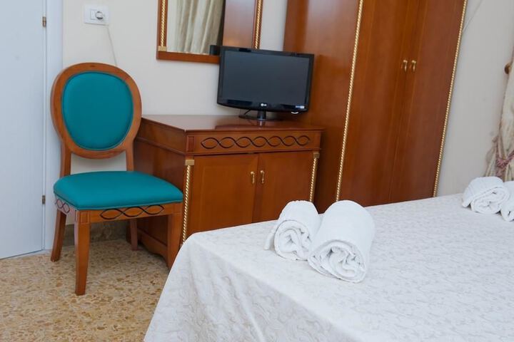 Room 5 of 17