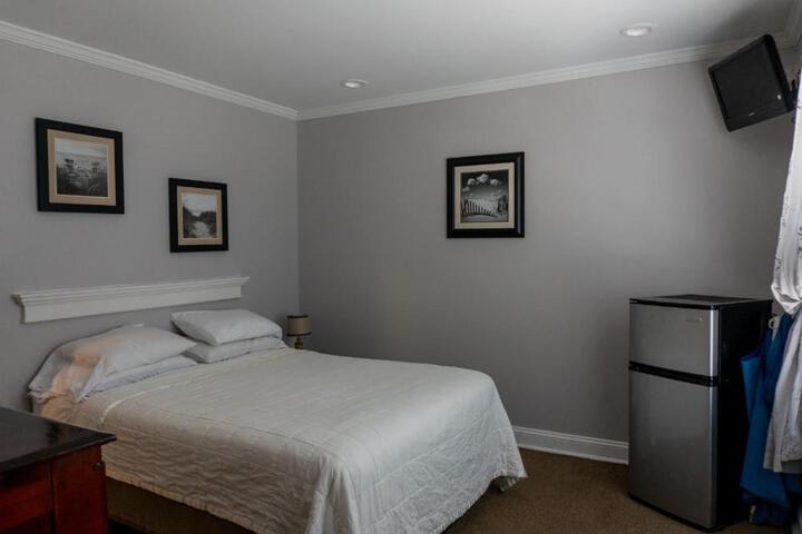 Economy Room 1 Queen Bed (26 of 26)