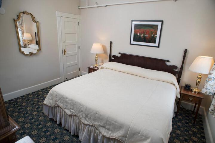 1 King Bed (6 of 9)