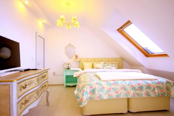 Room 6 of 11