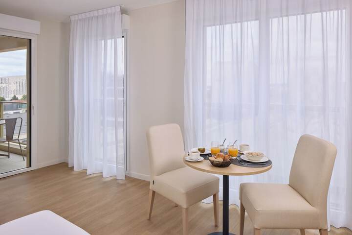 Room 21 of 32