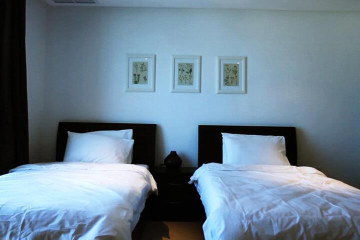 Room 2 of 5