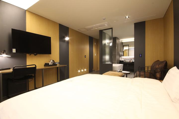 Room 33 of 59