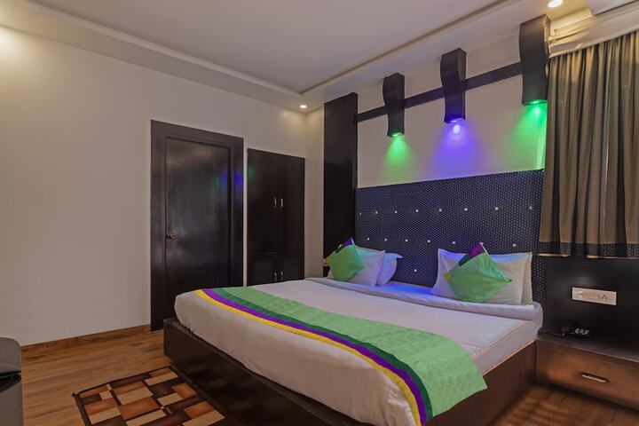 Room 10 of 30