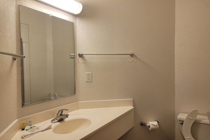 1 Double Bed Accessible (30 of 40)