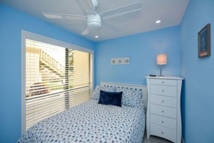 Room 27 of 76