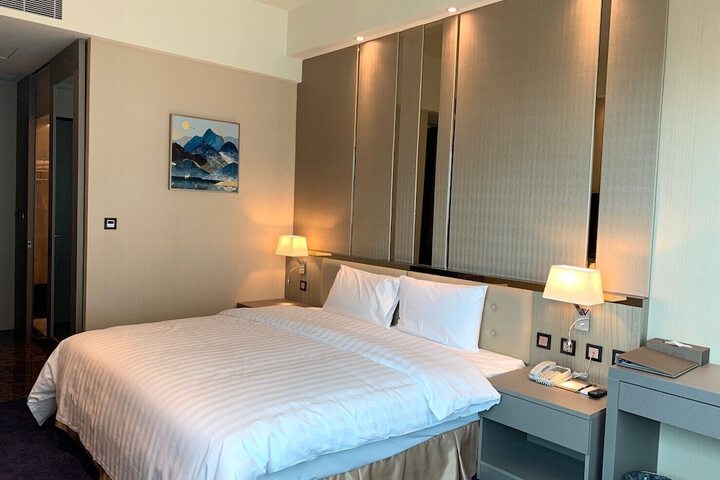 Room 8 of 43