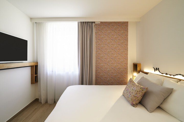 Room 8 of 122