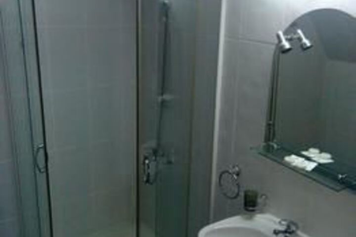 Room 2 of 33